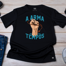 Camiseta Masculina Preta Arma Desses Tempos