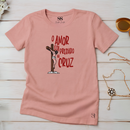 Camiseta Feminina Rosa O Amor Foi Pregado Na Cruz
