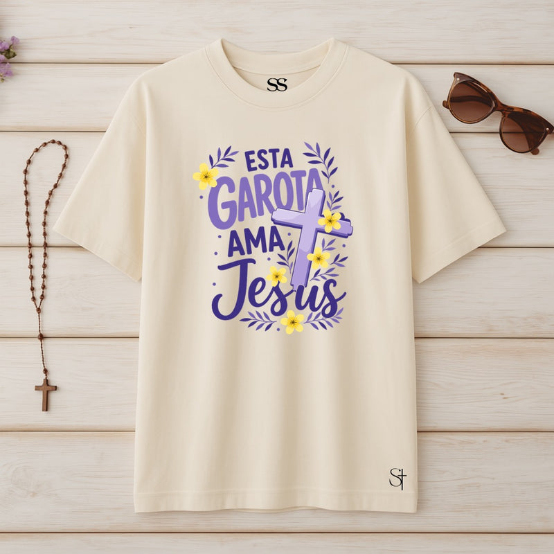 Camiseta Oversized Esta Garota Ama Jesus