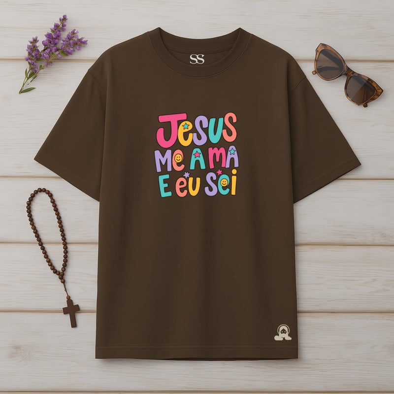 Camiseta Oversized Jesus Me Ama e Eu Sei
